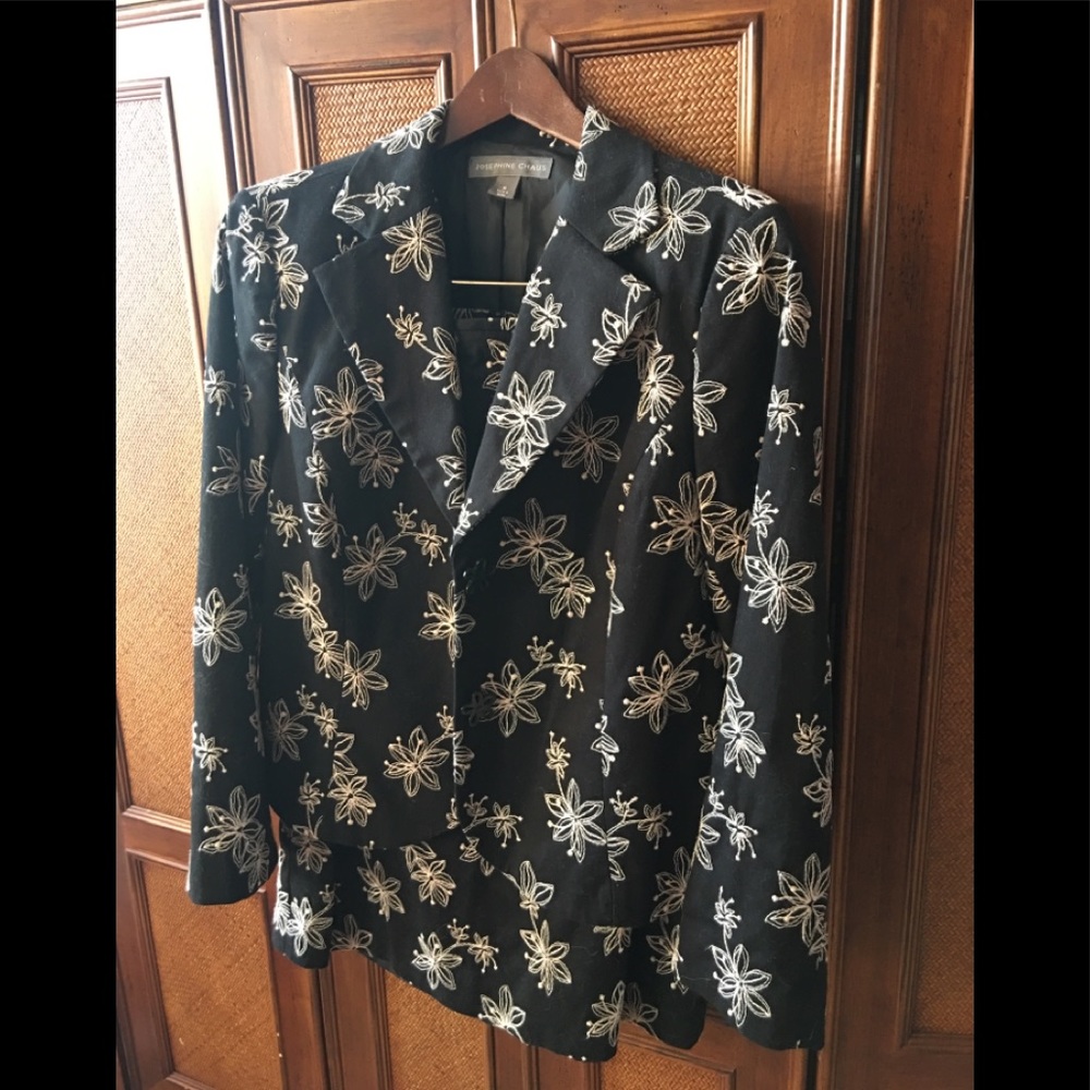 LIKE NEW SKIRT SUIT